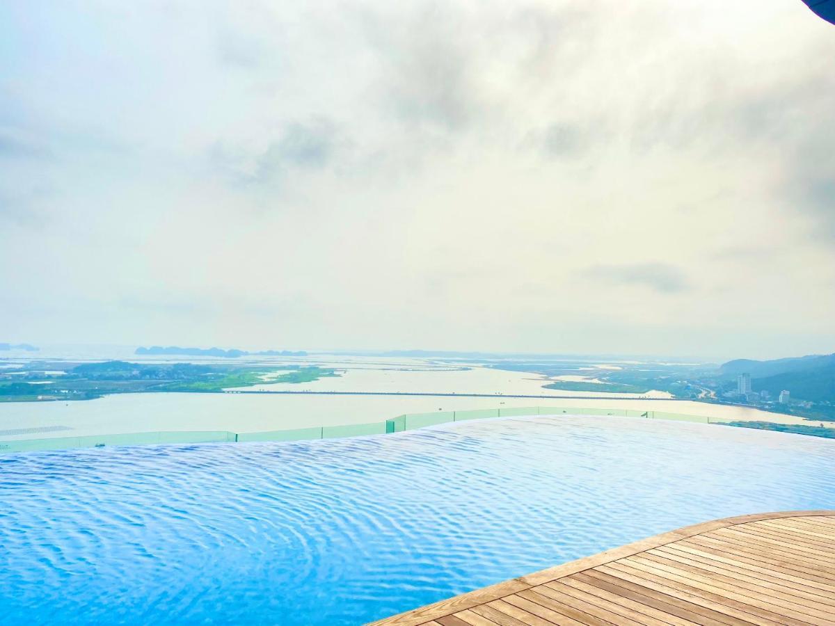 A La Carte Ha Long Apartment By The Beach Exterior photo